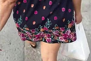 Sleduju kurvitou latinskou milf, jak blýská sukní a tangami