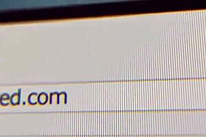 मैं ये बस्टी एमआईएलएफ को क्रेजी मस्तरबेटिंग करते हुए देखना बंद नहीं कर सकती!