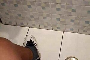 La Mama De Mi Mejor Amigo Me Encuentra Masturbandome Con Su Tanga Y Se Traga Mi Leche