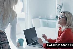 Servicial teen has surprise for mommy kenna james