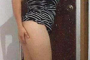 Stepmother dances sexy and flashes buttocks before wedding?