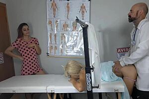 duas safadas v�o ao ginecologista para deixar brincar com sua buceta intriguing taboo first time