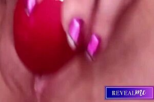 Horny milf reveals her wet hairy pussy in an intense vibrator cum show 😍