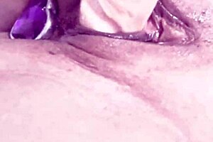 拉丁熟女用肛塞和假阳具自慰，单人展览