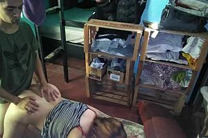 Pelado Se Coje a Linda Latina Entre Cajones!