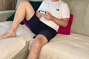 继母在合作社兴奋起来，溜进我的裤子里搞事。