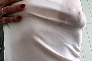 想看婴儿油滴在湿T恤上吗？这个宝贝的大阴唇和脱衣舞会让你大吃一惊！