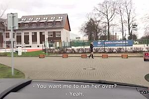 וואו! כוס של מורה בלונדינית מזוגגת מכוסה בקאם בהפסקת צהריים!