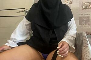 敘利亞熟女穿內褲挑逗，邊撫摸濕濕的陰戶獨自玩耍