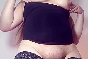 我的邻居骚货尽管老婆在旁边还是发视频，真是个挑逗，我好想要她