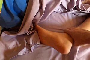 스텝딸이 콘돔 버리고 스텝대디 크림파이로 임신! 충격적인 홈메이드 비디오! 😱