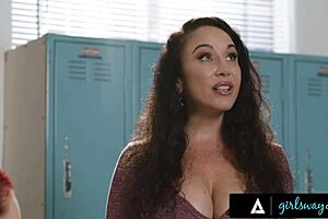 All Natural MILF Jewell Marceau Brings Pussy To Freya Parker's Lunch