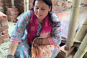 Women Labour Fuck Contractor For Extra Money On Bed