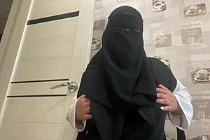 敘利亞熟女穿內褲挑逗，邊撫摸濕濕的陰戶獨自玩耍