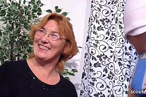 Намеки на дикое веселье с зрелой немецкой парой в ФФМ