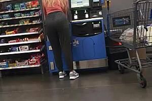 Blonde milf's nice ass in spandex 😍