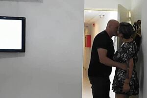 La puta calls lover until husband?