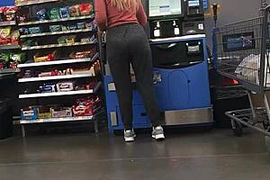 Blonde milf's nice ass in spandex 😍