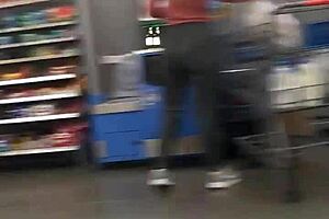 Blonde milf's nice ass in spandex 😍