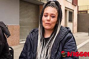 Зрелая Хлоя весело поглощает свой первый черный член, воплощая дикие фантазии