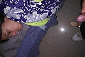 encuentro a la mama de mi mejor amigo recostada en mi cama humiliation