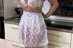 Черил Кол сервира заобљени доручак у секси вешу