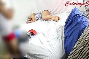 Detrás del escenario, la modelo posa desnuda y folla al fotógrafo 😏