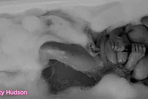 Does Kitty Hudson orgasm in the bath with her dildo?