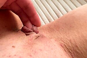 Hörst du die tropfenden nassen Muschi-Geräusche? Meine Höschen sind super nass!