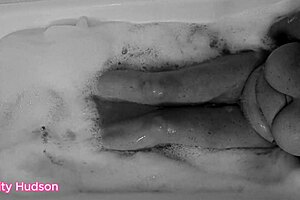 Does Kitty Hudson orgasm in the bath with her dildo?