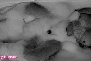 Does Kitty Hudson orgasm in the bath with her dildo?