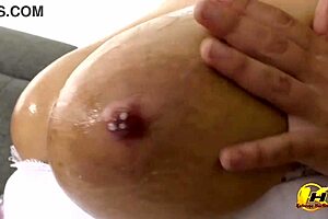 乳を搾り、ウェディングドレス下でストラポンをオナニー、巨乳巨乳首の既婚花嫁授乳