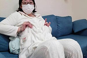 좌절한 주부가 야생 자위로 더러워져서 풀 비디오