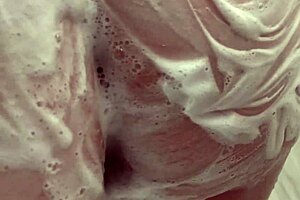 Hijastra desafiada por amigos a ducharse con padrastro BBC. ¡Acción latina húmeda impactante se desarrolla!