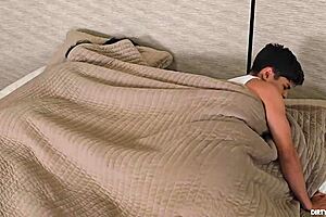 أنا أنيك زوجة أب صديقتي، هي تقبض علينا والزوجة الأب تقنعنا بالثلاثية