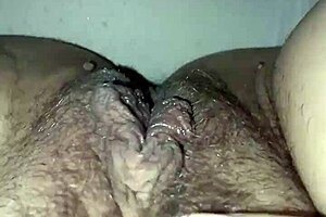 성숙한 유럽 여자 커브드 엉덩이 공중 화장실에서 젖어