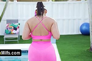 Wow! Bubbly Ass Milf Turns Workout into Outdoor Quickie Fuck!