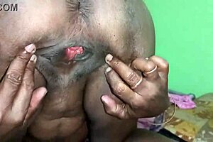 uhh, mature indian aunty showin her fat ass n wet vagina, so hottt!