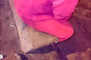 Acosando a madura venezolana culona en las calles de lima disfrazada de la novia de stitch anal - parte 1!