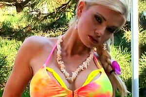 caylian curtis blonde mom fingers her shaved pussy outdoors!