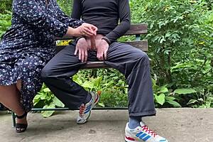 Anyós kapja az após cumját nyilvánosan