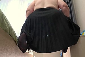 拉丁女孩醒来面对继兄弟的巨屌