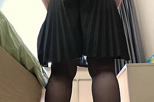 拉丁女孩醒来面对继兄弟的巨屌