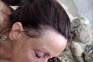 Горячая жена Candi Annie доит твердый член на нудистском курорте у бассейна в диком POV