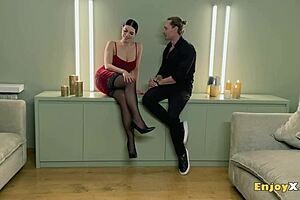 العاهرة الروسية كيرا كوين مربوطة ومشمعة قبل نيك فيتش قوي!