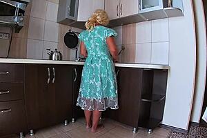 Peeping under the skirt of a mature housewife and having anal sex with her big ass