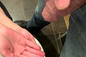 i keep his dick when he pees and wash hands in pissing