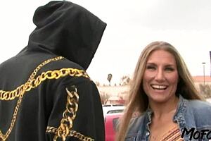 mofozo小奶妹遇黑人大屌狂幹熱辣play