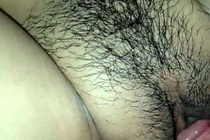 我在和熟女色情女孩Ashira约会，我们做爱包括手淫和射精