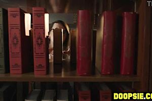 Не верю, что трахаю двух трансов с этой черной MILF в библиотеке